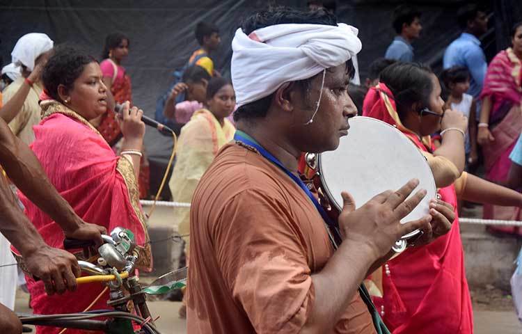 রথ টেনে নিয়ে যাওয়ার সময় ভক্তরা বাদ্যযন্ত্র বাজাচ্ছেন। ছবি : মাহবুব আলম
