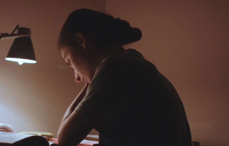 অতিরিক্ত বা কম আলোতে কাজ করবেন না, মাথা ব্যথা থেকে মুক্তি পেতে পারেন।