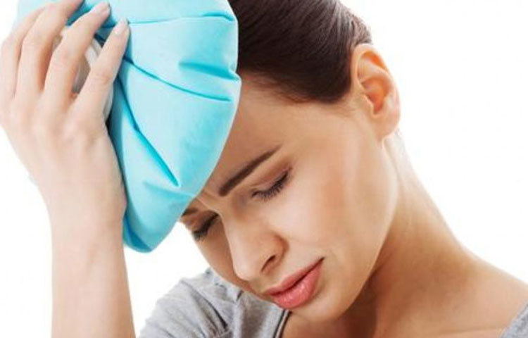 মাথা ব্যথা বেশি হলে একটি প্লাস্টিকে অথবা পলিথিকে কিছু বরফের টুকরো নিয়ে মাথায় ব্যথার জায়গায় দিয়ে রাখতে পারেন। এতে মাথা ব্যথা কম হবে।