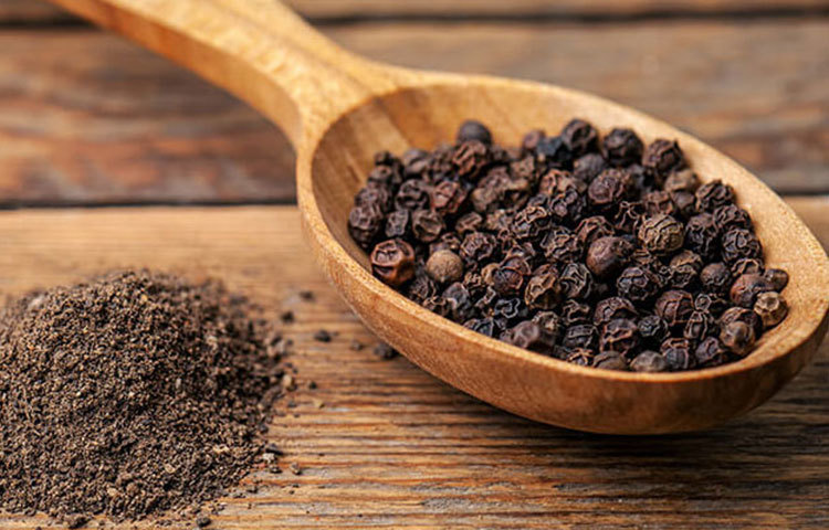 মাইগ্রেন থেকে রক্ষা পেতে গোলমরিচের বিকল্প নেই। এক কাপ গরম জলে গোলমরিচ মিশিয়ে খেলে উপকার পাওয়া যাবে। সঙ্গে মধু আর লেবু মিশিয়ে নিতে পারেন।