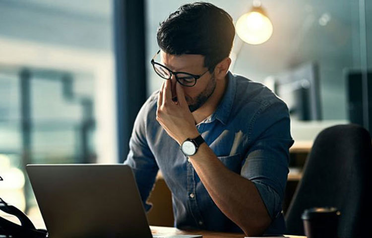 বেশি সময় ধরে কম্পিউটার মনিটর ও টিভির সামনে না থাকা।