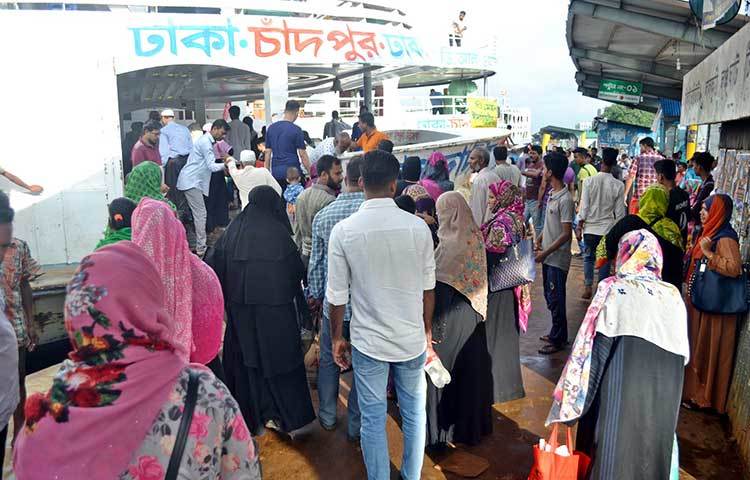 সকালে রাজধানীর অন্যতম প্রবেশদ্বার সদরঘাটে গিয়ে দেখা গেছে শহরমুখো মানুষের ভিড়। ছবি : বিপ্লব দিক্ষিৎ