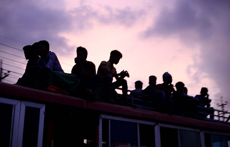 কারো কারো ঠাঁই হয়েছে বাসের ছাদে। জীনের ঝুঁকি নিয়েও রাজধানীতে ফিরছেন অনেক মানুষ। ছবি : মাহবুব আলম