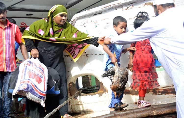 লঞ্চ থেকে নামছেন যাত্রীরা। গ্রাম থেকে নিয়ে এসেছেন মুরগিসহ বিভিন্ন মালপত্র। ছবি : বিপ্লব দিক্ষিৎ