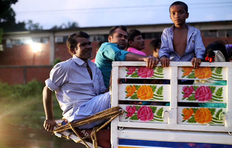 ট্রাকে যেন ঠাঁই হচ্ছে না। তারপরও জীবন ও জীবীকার প্রয়োজনে যেতে হবে গন্তব্যে। ছবি : মাহবুব আলম