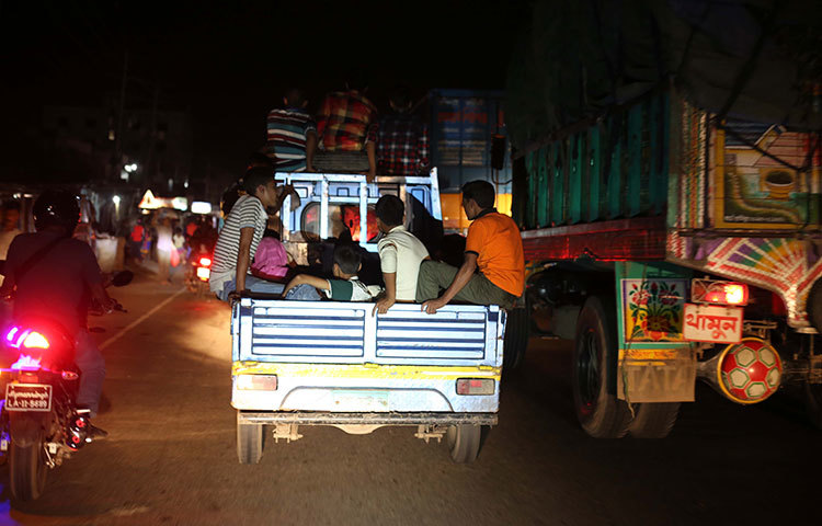 পিকআপ ভ্যানে ছুটছে শহরমুখী মানুষ। ছবি : মাহবুব আলম