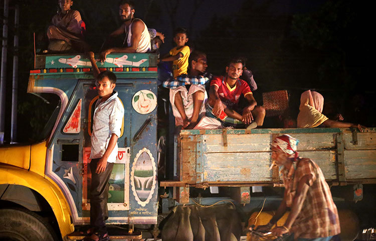 সবার একটাই চেষ্টা যে করেই হোক কর্মস্থলে ফেরা চাই। ছবি : মাহবুব আলম