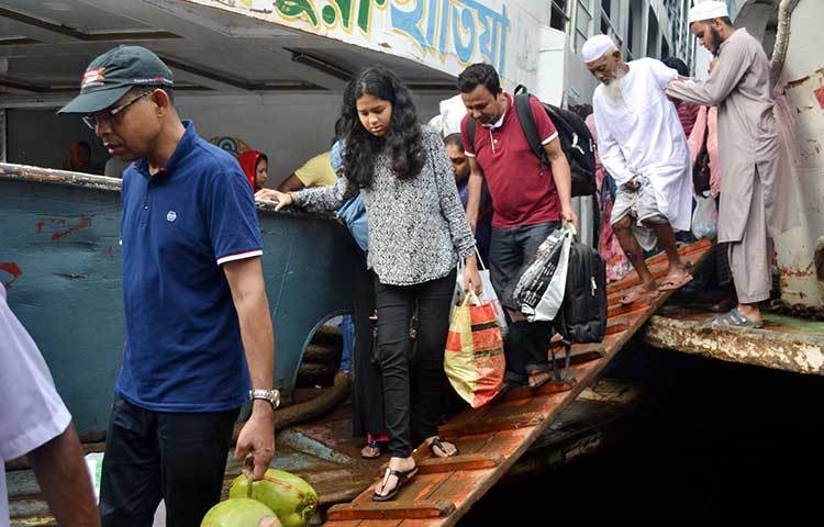 ঈদ উদযাপন করে আসা এই মানুষেরা আবার কর্মব্যস্ততায় ডুবে যাবেন। ছবি : বিপ্লব দিক্ষিৎ