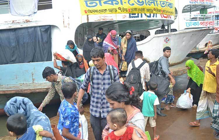 অনেকেই আবার সপরিবারে কোটি মানুষের ঢাকায় ফিরছেন এসেছেন। ছবি : বিপ্লব দিক্ষিৎ