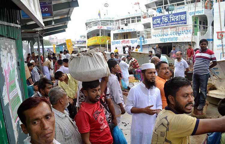 গ্রাম থেকে আসা এই জনস্রোত ছড়িয়ে পড়বে ঢাকার শহরের অলিতে-গলিতে। ছবি : বিপ্লব দিক্ষিৎ