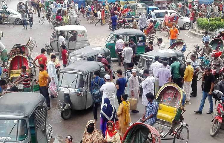 সকাল থেকে কোনো ধরনের যাত্রী পরিবহন চলাচল না করায় সাধারণ মানুষ রিকশায় গন্তব্যে যেতে বাধ্য হচ্ছে। ছবি : আবু সালেহ সায়াদাত