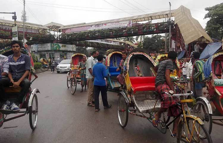 কোনো স্থানে যেতে রিকশা চালকরা দুই থেকে তিনগুণ ভাড়া আদায় করছে। ছবি : আবু সালেহ সায়াদাত