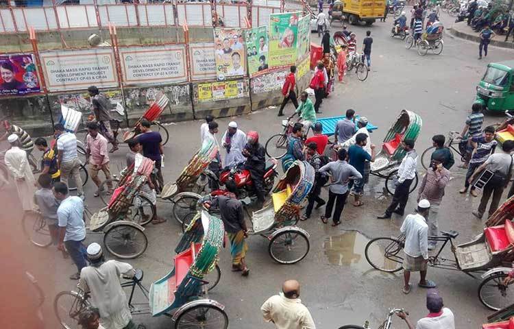 রাস্তাজুড়ে যেন রিকশার রাজত্ব। ছবি : আবু সালেহ সায়াদাত