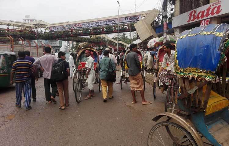 প্রত্যাশার চেয়ে বেশি যাত্রী পেয়ে রিকশা চালকরা অনেক আনন্দিত। ছবি : আবু সালেহ সায়াদাত