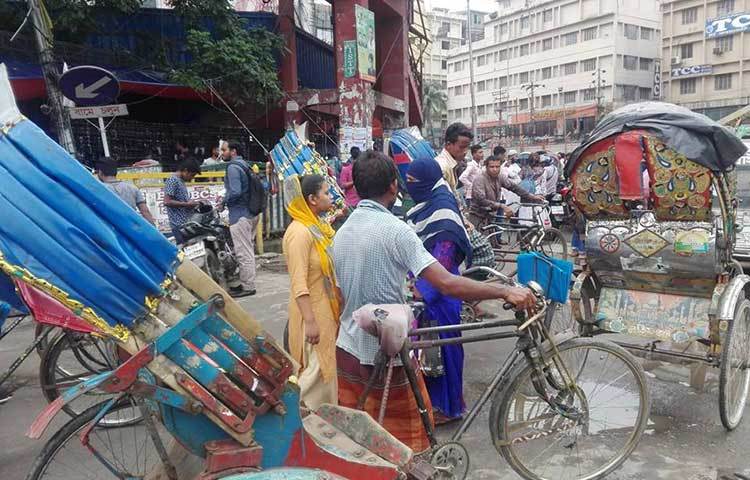 সমর্থের বাইরে রিকশা চালকরা বেশি ভাড়া চাওয়ায় অনেকে গন্তব্যে যেতে পারছেন না। ছবি : আবু সালেহ সায়াদাত