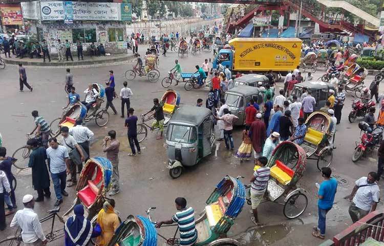 যেখানে বাস থাকার কথা, সেখানে রয়েছে রিকশার দাপট। ছবি : আবু সালেহ সায়াদাত