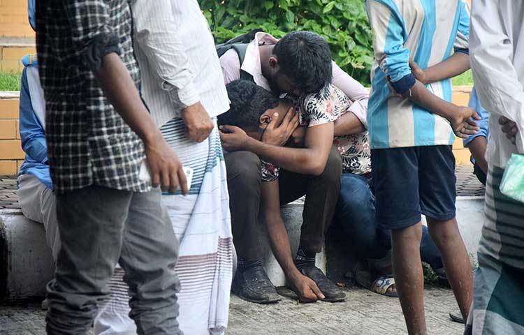 প্রতিদিন যাদের সঙ্গে কলেজে হাসি-আনন্দে ক্লাস করতো আজ তাদের দুজনকে হারিয়ে, এই শোক কিছুতেই সহপাঠীরা সইতে পারছে না। ছবি : মাহবুব আলম