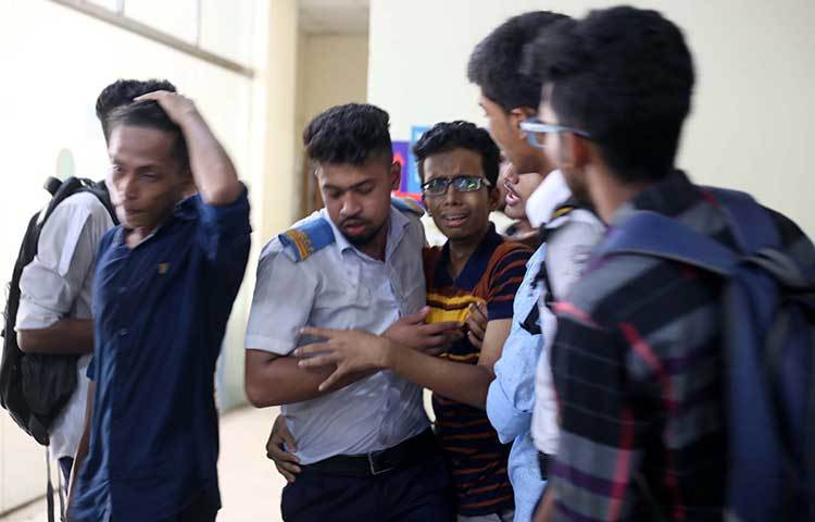 ঘাতক বাস কেড়ে নিয়েছে তাদের প্রিয় দুই সহপাঠীকে, এ কথা যেন কিছুতেই পারছে না তারা। ছবি : মাহবুব আলম