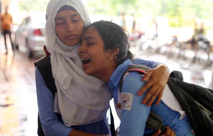 একজনকে সান্ত্বনা দিচ্ছে আরেক শোকার্ত সহপাঠী। ছবি : মাহবুব আলম