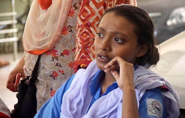 সহপাঠীকে হারিয়ে শোকে পাথর হয়েছে এই ছাত্রী। শুধুই নির্বাক তাকিয়ে আছে। ছবি : মাহবুব আলম