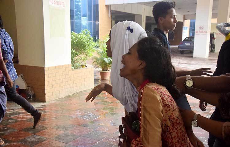 কাঁদতে কাঁদতে হাসপাতালের দিকে ছুটছে কয়েক শিক্ষার্থী। আহতদের চিকিৎসা দেয়া হচ্ছে।