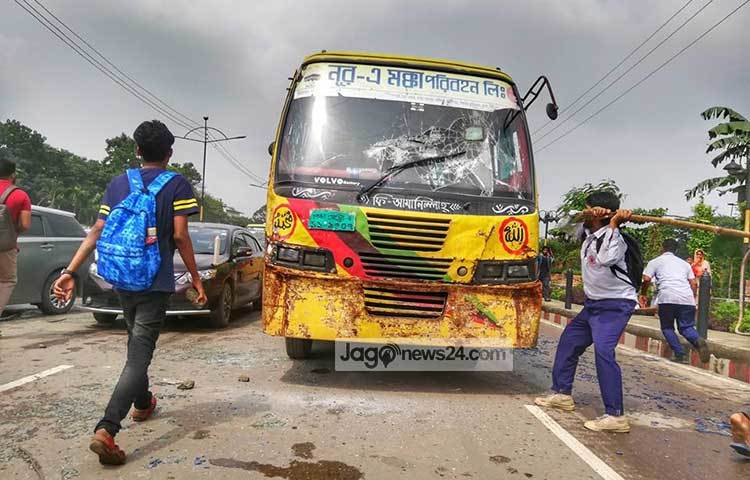 বিক্ষুব্ধ দুই শিক্ষার্থী বাস ভাঙচুর করছে। নিহত দু’জনই শহীদ রমিজউদ্দিন ক্যান্টনমেন্ট কলেজের শিক্ষার্থী বলে প্রাথমিকভাবে জানা গেছে। ছবি : মাহবুব আলম