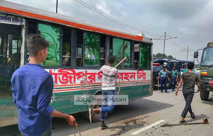 এদিকে দুর্ঘটনার পর বিমানবন্দর সড়কে তীব্র যানজটের সৃষ্টি হয়েছে। বিকেল ৩টায়ও ওই সড়কে যানজট লেগে ছিল বলে খবর পাওয়া গেছে। ছবি : মাহবুব আলম
