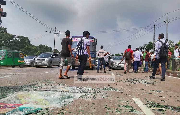 রাস্তায় গাড়ির গ্লাস পড়ে আছে। দুপুর ১২টার দিকে ক্যান্টনমেন্ট থানাধীন খিলক্ষেত এলাকার র‌্যাডিসন ব্লু হোটেলের সামনের সড়কে এ ঘটনা ঘটে বলে জানিয়েছে পুলিশ। ছবি : মাহবুব আলম