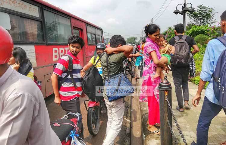 ভাঙচুরের সময় আতঙ্কিত যাত্রীরা গাড়ি থেকে নেমে যান। ছবি : মাহবুব আলম