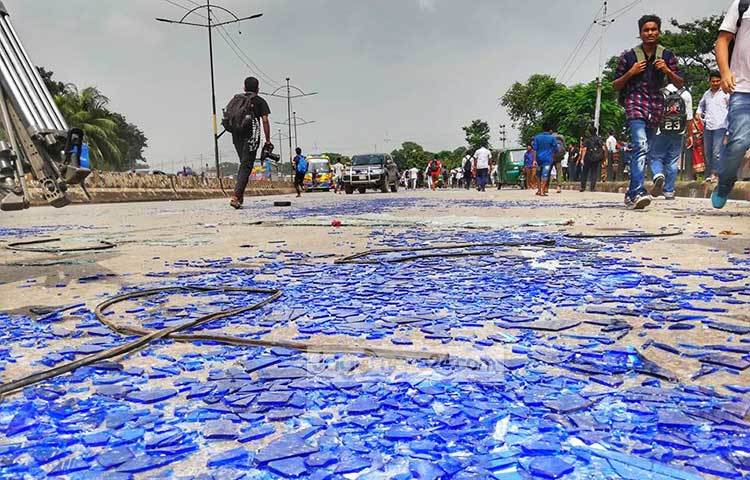 বিক্ষুব্ধ জনতা গাড়ি ভাঙচুরের সময় রাস্তায় গাড়ি চলাচল বন্ধ হয়ে যায়। ছবি : মাহবুব আলম