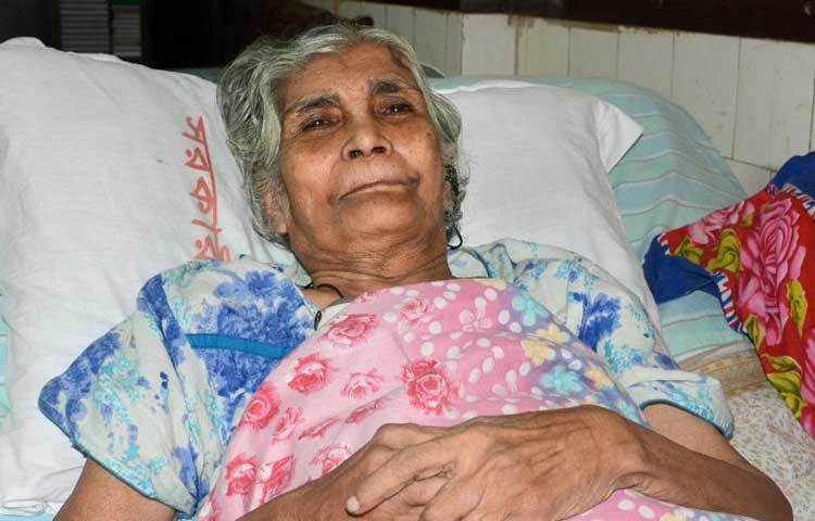 অসুস্থ হয়ে হাসপাতালের বিছানায় রমা চৌধুরী।