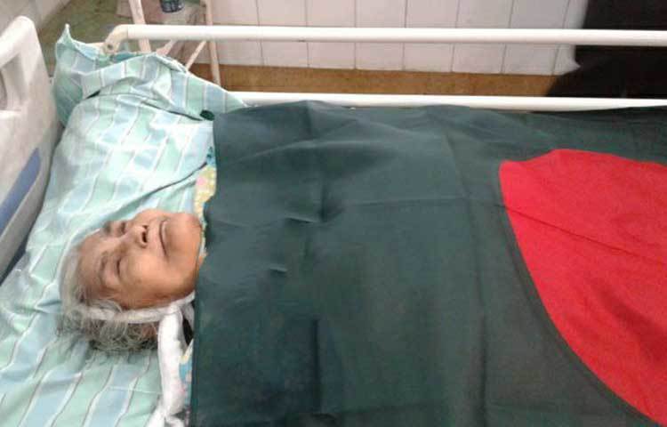 জাতীয় পতাকায় আচ্ছাদিত সদ্যপ্রয়াত রমা চৌধুরী।