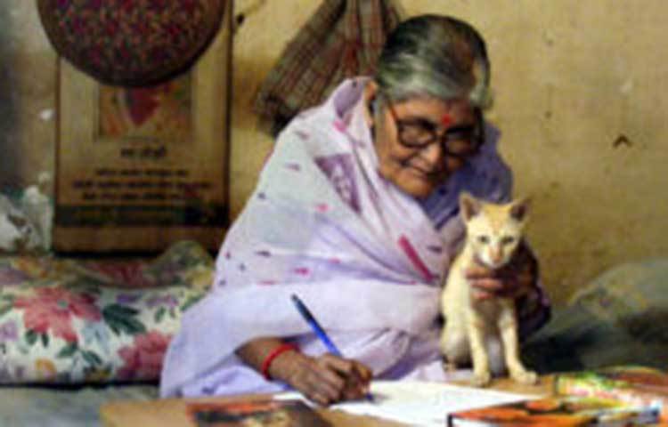 লেখালেখিতে মগ্ন রমা চৌধুরী।