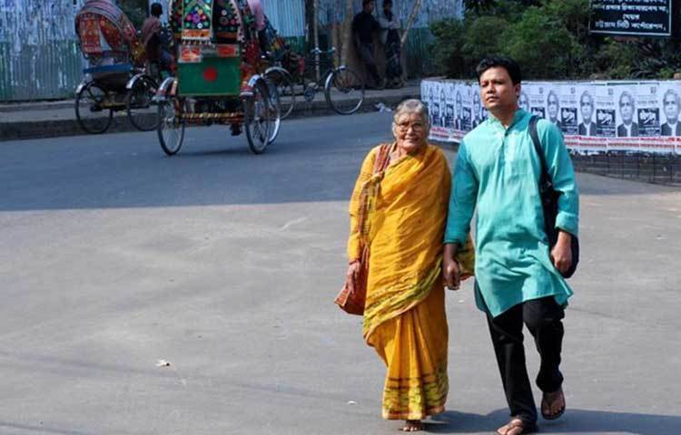 ষাটের দশকে ঢাকা বিশ্ববিদ্যালয় থেকে বাংলা সাহিত্যে মাস্টার্স করে শিক্ষকতা পেশায় যুক্ত হয়েছিলেন তিনি।