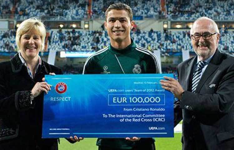 বোনাসদান ২০১৩ সালে তিনি উয়েফা টিম অফ দ্য ইয়ার হয়ে ৮৯ হাজার ইউরো বোনাস হিসাবে পেয়েছিলেন। পুরো টাকাটাই তিনি রেড ক্রস-কে দান করে দিয়েছিলেন। এক বছর পর চ্যাম্পিয়ন্স ট্রফি জিতে সাড়ে চার লাখ ইউরো বোনাস পেয়েছিলেন রিয়াল থেকে। কিন্তু সেবারও তিনি পুরো অর্থ তিনটি স্বেচ্ছাসেবী সংস্থাকে অনুদান করার সিদ্ধান্ত নেন।