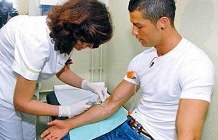 ট্যাটুহীন রোনালদো ঘন ঘন রক্তদান করেন। আর সে জন্য তার শরীরে কোথাও তিনি ট্যাটু করান না। কারণ, ট্যাটু করালে তিনি হয়তো তাৎক্ষণিক কারও রক্তের প্রয়োজন হলে দিতে পারবেন না। কিন্তু অনেকেই হয়তো জানেন না, রোনাল্ডো রক্তের সঙ্গে সঙ্গে অস্থি মজ্জাও দন করেন। একবার সিআরসেভেন বলেছিলেন, ‘রক্ত দেওয়ার মতোই সহজ হল অস্থি মজ্জা দান। এতে তেমন ব্যথা লাগে না। আপনারা এগিয়ে এলে কারও জীবন বাঁচাতে পারেন।’