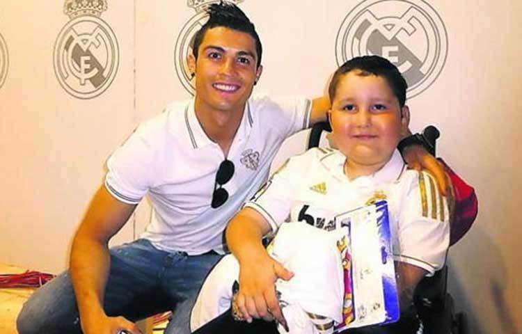 অনেক বড় মন তার। ২০০৭ সালে রোনালদোর মা ডলোরেস অ্যাভেইরোর স্তন ক্যানসার ধরা পড়ে। সে সময় পর্তুগালের একটি ক্যানসার সেন্টার তার মায়ের পাশে দাঁড়ায় ও ডলোরেসকে সারিয়ে তোলে। রোনালদো সেই ক্যানসার সেন্টারকে ধন্যবাদ জানান। এবং ১২ লাখ ইউরো অনুদান দেন।