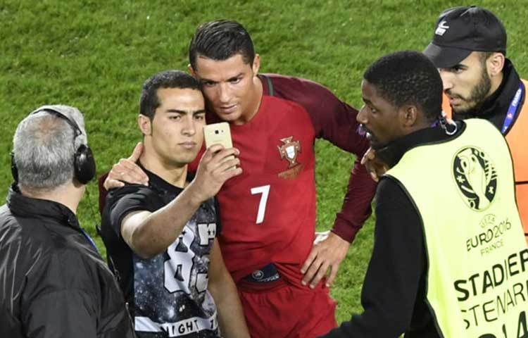 ভক্তরা প্রায়ই তার সঙ্গে সেলফি তুলতে ম্যাচের মাঝে মাঠে ঢুকে পড়েন সমর্থকা। রোনালদো কখনও এই ব্যাপারে ভক্তদের উপর রাগ করেন না। বরং ভক্তদের আবদার মেটান। বহুবার ভক্তদের নিরপত্তারক্ষীদে হাত থেকেও বাঁচান তিনি। অনেকেই বলেন, স্টেডিয়ামে ঢোকার পর ভক্তদের সঙ্গে সময় কাটাতে ভালবাসেন তিনি। কখনও জার্সি ছুঁড়ে দেন, কখনও সই, সেলফির বায়না মেটান।