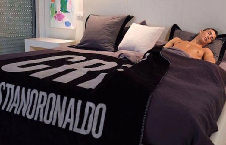 দেরি করে ঘুম থেকে ওঠা একেবারেই পছন্দ নয় রোনালদোর। ভোর থাকতে উঠে ট্রেনিং করেন তিনি। তার জন্য রাতেও তাড়াতাড়ি শুতে যান। সকালে ঘুম থেকে উঠে শোবার ঘরেই কিছুক্ষণ হালকা ব্যায়াম সারেন। সকালে তাড়াতাড়ি ওঠা তার অভ্যেস। এই অভ্যেস কখনও পরিবর্তন হয় না।