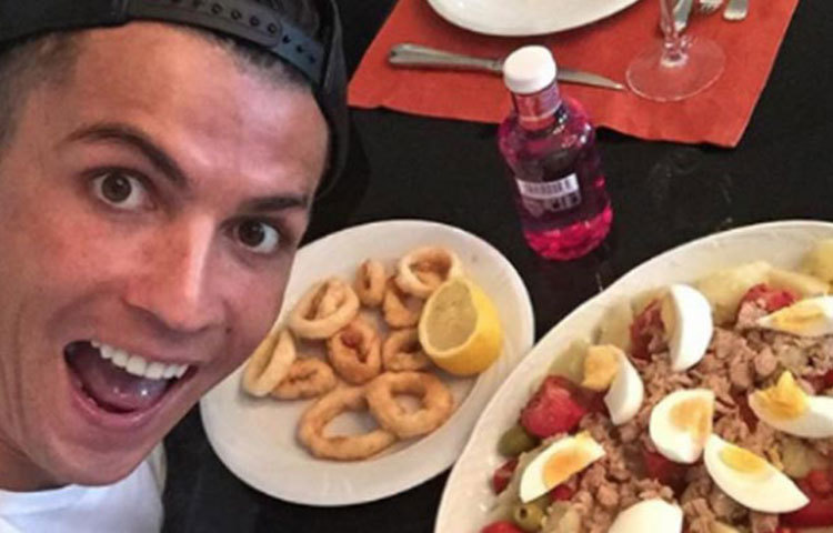 ফাইবার ও কার্বোহাইড্রেটযুক্ত খাবারই সাধারণত রোনালদোর ডায়েটে থাকে। সকালে উঠে নিয়ম করে প্রচুর পানি ও জুস খান তিনি। এমনিতে রোনালদোর রোজকার খাবার রুটিনে মাছ থাকে। বড় কোনও ম্যাচের দিন তিনি প্রোটিনসমৃদ্ধ খাবার অল্প পরিমাণে খেয়ে নিজেকে প্রস্তুত রাখেন।