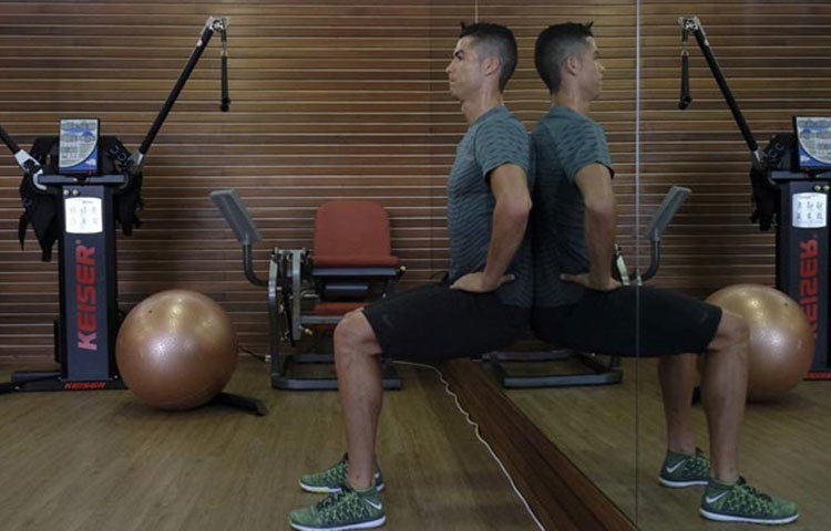 স্টেডিয়ামে আসার আগে ও পরে রোনালদোর নির্দিষ্ট রুটিন আছে। ম্যাচের দিন স্টেডিয়ামে এসে আগে তিনি স্ট্রেচিং করেন। তারপর কিছুক্ষণ গান শোনেন। হাতে সময় থাকলে অনেক সময় তিনি হালকা ফিজিক্যাল ট্রেনিংও সেরে ফেলেন। ওয়েন রুনি একবার বলেছিলেন, ‘জার্সি আর বুট পরার পর রোনাল্ডো নিজেকে একবার আয়নায় দেখে নেয়।’