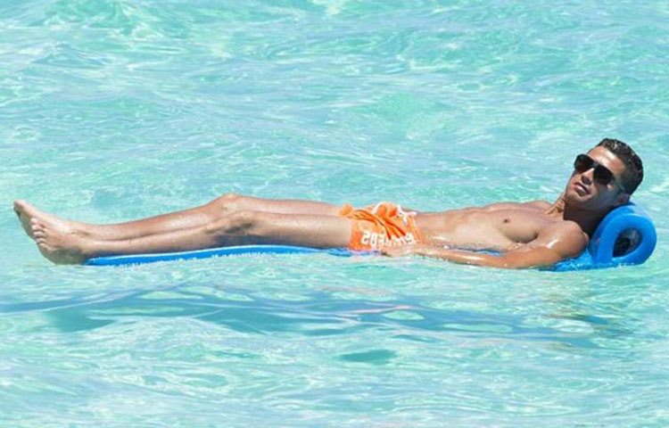 ম্যাচের ফলাফল যাই হোক না কেন, রোনালদো সেটা বেশিক্ষণ মনে রাখতে চান না। তাই ম্যাচ শেষে তিনি প্রায় ২০ মিনিট সাঁতার কাটেন। রোনালদো বলেন, সাঁতার কাটলে তাঁর মন ফুরফুরে হয়ে ওঠে। তিনি এটাও বলেন, সাঁতারের পর তার মনে আর শরীরে ম্যাচ নিয়ে আর কোনো প্রভাব থাকে না।