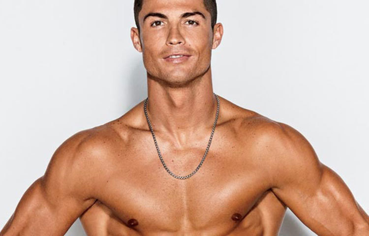 স্প্যানিশ ম্যাগাজিন ‘এসএস’কে দেওয়া সাক্ষাতকারে পর্তুগিজ তারকা বলেছেন, ঘুমই তার পেশির পুনর্গঠনে সাহায্য করে। ঠিকঠাক ট্রেনিংয়ের পাশাপাশি রোজ আট ঘণ্টা ঘুম তাকে ফিট থাকতে সাহায্য করে।