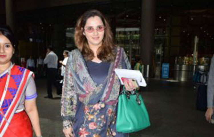 মুম্বাই বিমানবন্দরে সানিয়াকে দেখা গেল।