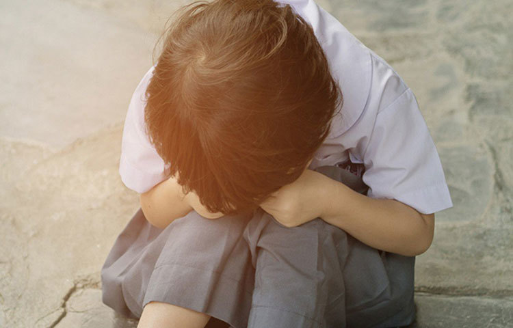 প্রথম প্রথম স্কুলে যাওয়ার সময় অনেক শিশুই কান্নাকাটি করে। বাড়ির পরিবেশ, চেনা মানুষজনের মুখ ছেড়ে অনেকটা সময় একা থাকার ভয় তাকে তাড়া করে বেড়ায়। এই সময় শিশুকে সময় দিন। তাকে বোঝার চেষ্টা করুন।