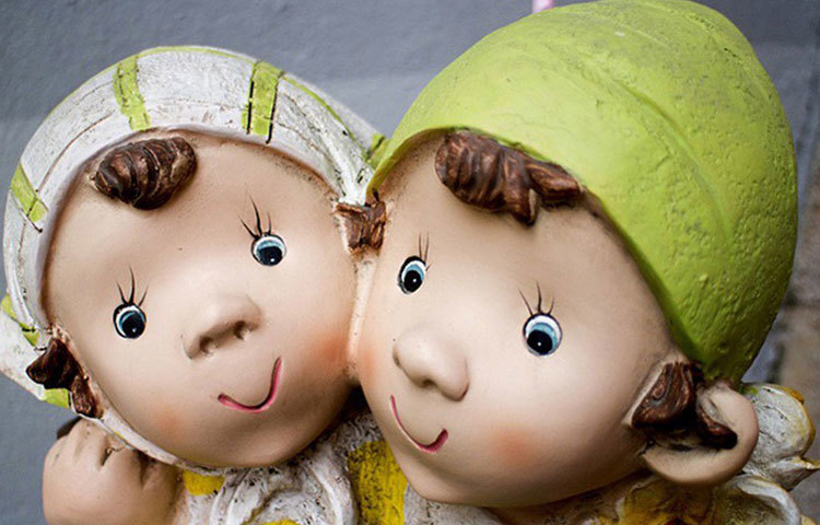 কিছু দিন কাটার পর শিশু স্কুলে অভ্যস্ত হতে শেখে, তার নতুন অনেক বন্ধুও হয়। নজর রাখুন সে সব বন্ধুত্ব যেন তাকে আনন্দ দেয়। আপনিও চিনে রাখুন তার নতুন বন্ধুদের। শিশুর জীবন শুরুর প্রাথমিক সময় থেকেই বন্ধুত্বের মর্যাদা ও প্রয়োজনীয়তা তাকে উপভোগ করতে দিন। সহজ হয়ে ওদের মতো করেই মিশতে দিন ওদের।