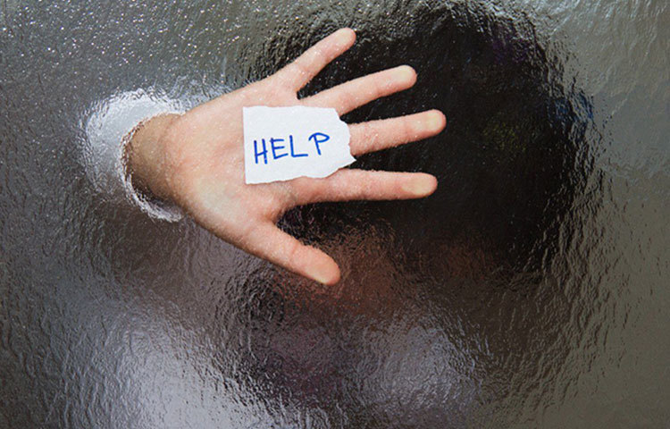 স্কুলে বন্ধু বা শিক্ষক-শিক্ষিকাদের সঙ্গে শিশুর বোঝাপড়ায় কোথাও ঘাটতি থেকে যাচ্ছে কি? প্রয়োজনে শিশুর সঙ্গে কথা বলুন। তাকে কোনও রকম হেনস্তার শিকার হতে হচ্ছে কি না তা নজরে রাখুন। একটি শিশুর প্রথম স্কুল তার জীবনে অত্যন্ত গুরুত্বপূর্ণ।