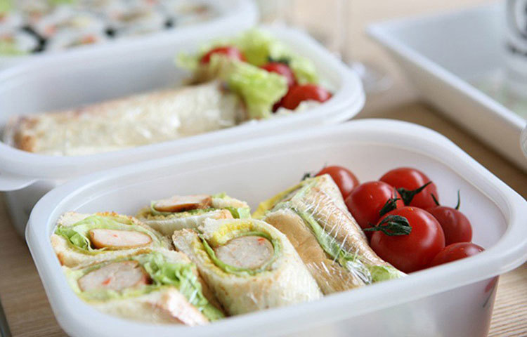 স্কুলে গেলে একা একা টিফিন খেতে হয়। বেশির ভাগ শিশুই নিজে হাতে খেতে পারে না। অনেক প্লে স্কুলেই টিফিন খেতে সাহায্য করেন স্কুলের কর্মীরা। সন্তানের ক্ষেত্রে সেই সাহায্য কাজে আসছে কি না নজরে রাখুন। প্রয়োজনে স্কুলের সঙ্গে কথা বলুন। দরকারে টিফিনে এমন কিছু দিন, যা হাতে করে খেতে ওর অসুবিধা না হয়।