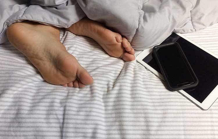 পা ভিজা অবস্থায় ঘুমাতে যাবেন না। চিকিৎসকদের মতে, শরীরের তাপমাত্রার একাংশ নিয়ন্ত্রণ করে পা। তাই পা ভিজে রাখলে শরীরের তাপে ভারসাম্য থাকে না। কাজেই ভাল করে পা মুছে, শুকনো পায়ে উঠুন বিছানায়।