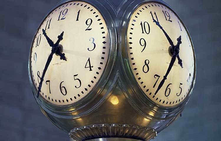 প্রতিদিন ঘুমতে যাওয়ার নির্দিষ্ট সময় রাখুন। ঘুমের জন্য হাতে বেশি সময় থাক বা না থাক, ঘুমতে যাওয়ার সময়টা যেন নির্দিষ্ট থাকে। ঘন ঘন সময় বদলালে আমাদের বায়োলজিক্যাল ক্লক সে সময়ের সঙ্গে পাল্লা দিতে পারে না। ফলে ব্যাঘাত ঘটে ঘুমের। এছাড়া সুস্থ থাকতে দৈনিক সাত থেকে আট ঘণ্টা ঘুমের জন্য বরাদ্দ রাখুন।